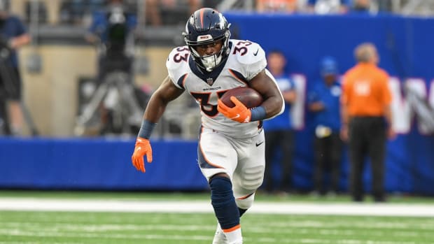 Denver Broncos running back Javonte Williams (33) runs the ball against the New York Giants during the second half at MetLife Stadium.